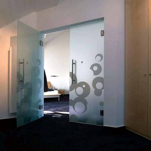 РАСПАШНЫЕ СТЕКЛЯННЫЕ ДВЕРИ РАСПАШНЫЕ СТЕКЛЯННЫЕ ДВЕРИ