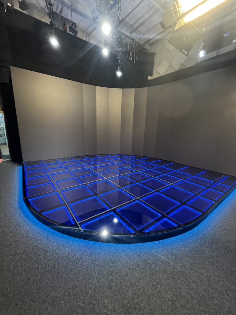 Подиум из триплекса с RGB подсветкой"  студия ТРК Мир Белогорья 9k= - Подиум из триплекса с RGB подсветкой"  студия ТРК Мир Белогорья